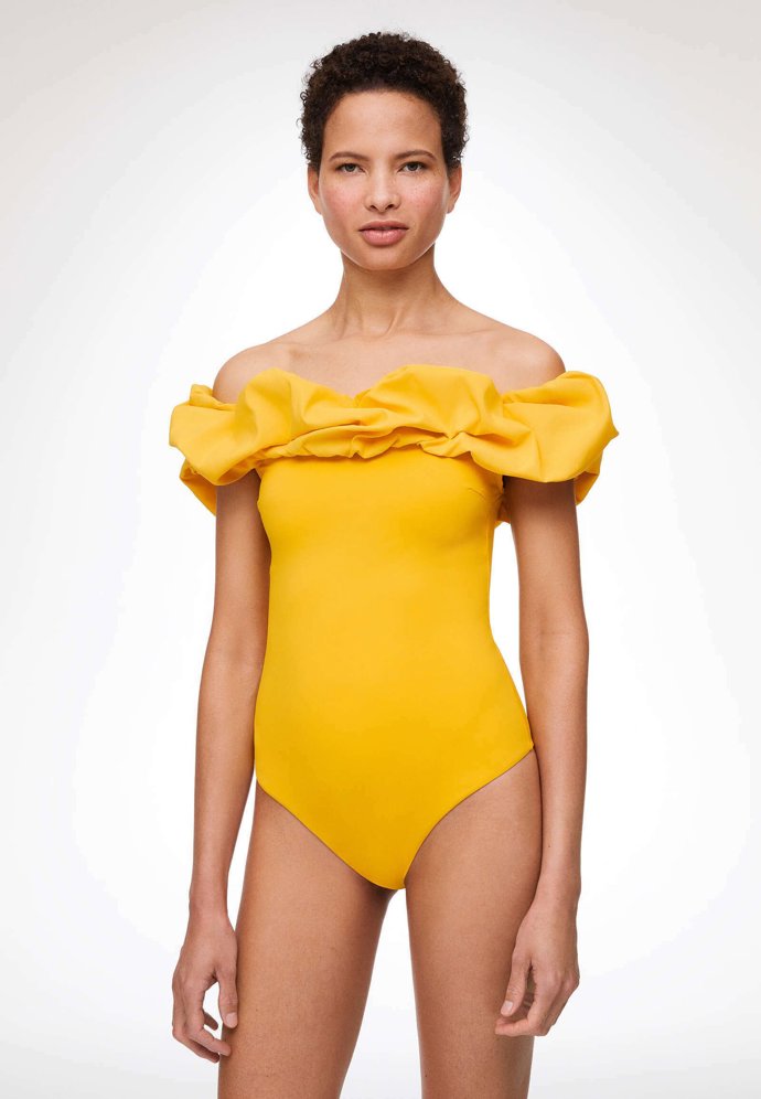 Spadlá ramena. Trend, který dominuje také dvoudílným plavkám. (Oysho, 1 299 Kč)