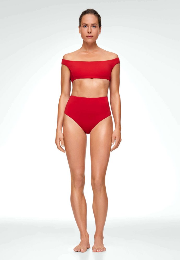 Jednoduché tvary, výrazné barvy, minimalistické pojetí. Plavky Oysho se sníženou linií ramen. (799 Kč za horní díl)