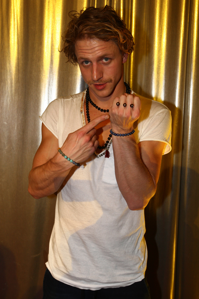 Snoubenci byli odění do indiánských oblečků a čelenek a na památku si nechali vyrobit originální prsteny (viz foto).