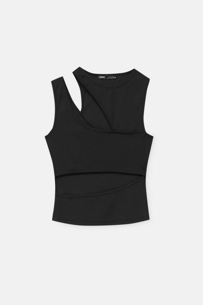 Crop top, kterému není cizí kombinace hned několika členění. V neutrálním černém tónu patří k univerzálním basic prvkům letního šatníku. Pull&Bear, 399 Kč