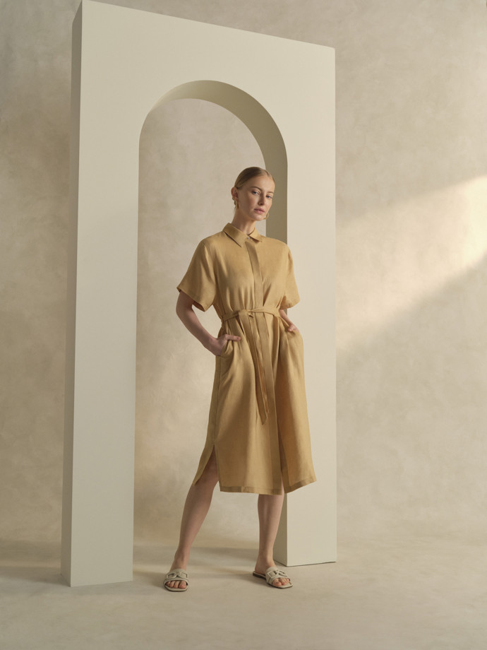 Klasika, která nestárne. Košilové šaty s rukávem a vázačkou. Primark, 780 Kč