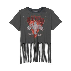 Dlouhé třásně můžou zdobit i obyčejné tričko. A hned je z něj festivalový hit. Primark, 230 Kč