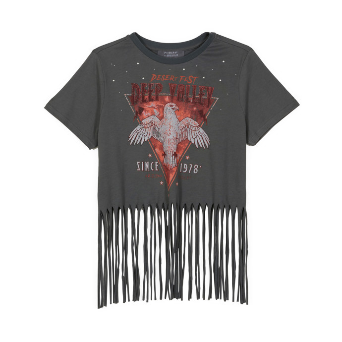 Dlouhé třásně můžou zdobit i obyčejné tričko. A hned je z něj festivalový hit. Primark, 230 Kč