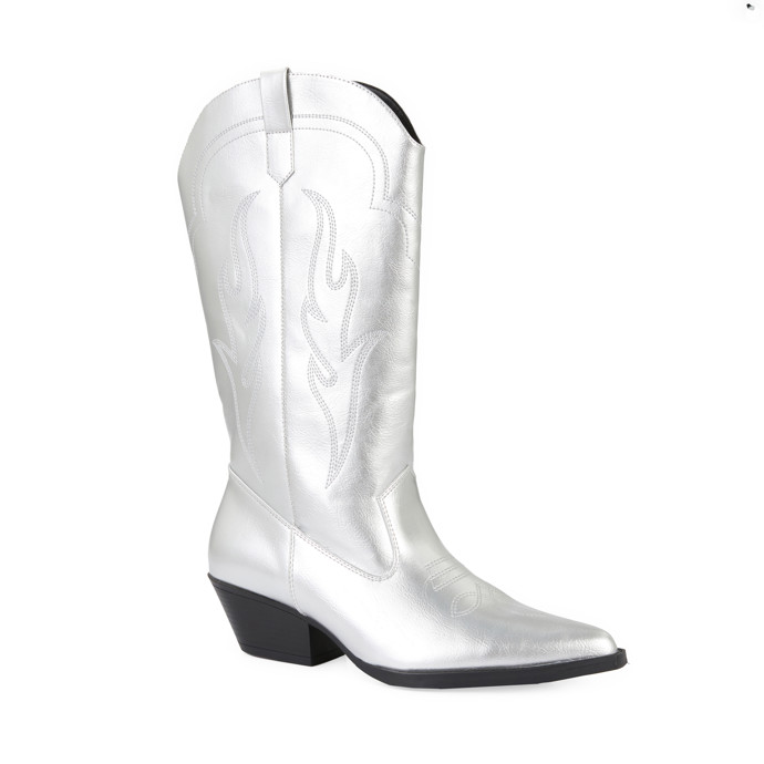 Bez pořádných kovbojských bot, ideálně s metalickou úpravou, se letos na žádném festivalovém plácku neobejdete. Primark, 700 Kč