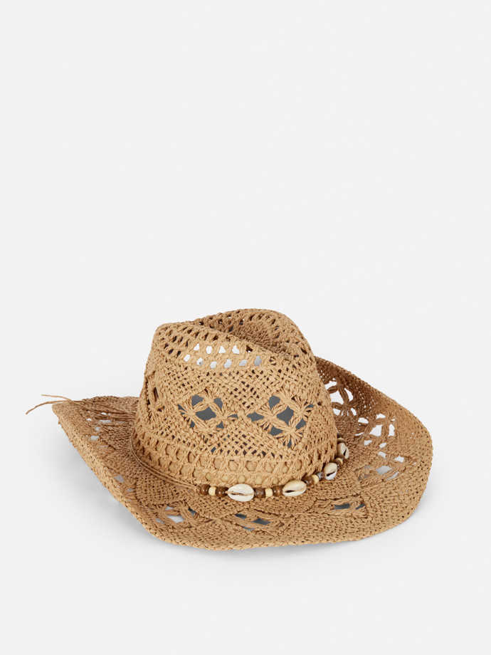Slunce umí být nepříjemné, skryjte se pod trendy klobouček s řidším proplétáním, ideálním na léto. Primark, 230 Kč