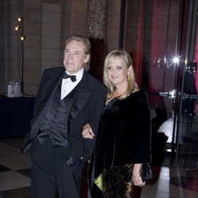 Jejím prvním mužem byl herec Michael Witney, se kterým má dceru Carlu (45). Šťastné ale jejich manželství nebylo. Michael hodně pil a šest let po svatbě zemřel na infarkt.