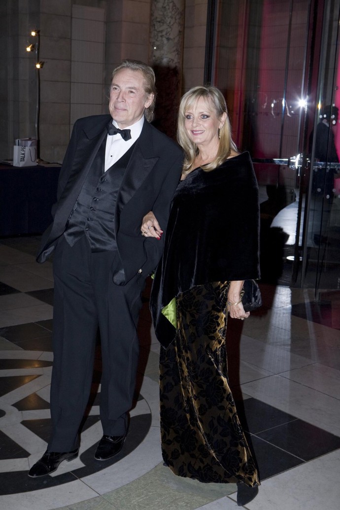 Jejím prvním mužem byl herec Michael Witney, se kterým má dceru Carlu (45). Šťastné ale jejich manželství nebylo. Michael hodně pil a šest let po svatbě zemřel na infarkt.