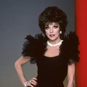 Herečka Joan Collins (90) se proslavila rolí mrchy Alexis v seriálu Dynastie. Ačkoliv ho natáčela v 80. letech, jako by od té doby nezestárla ani o den.