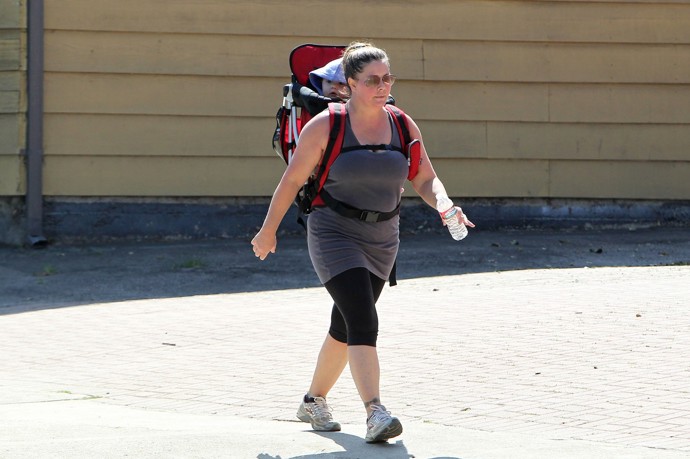 Rok po narození dcery Keegan. Pro Nicole Eggert tehdy začala nejtvrdší část boje s kily navíc. Ač jedla zdravě a cvičila, nedařilo se jí shodit. Lékař jí pak oznámil, že trpí hormonální nerovnováhou, která jí hubnutí po čtyřicítce značně komplikuje.