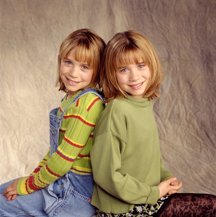Mary-Kate a Ashley Olsenovy při natáčení seriálu Two of a Kind v roce 1998.