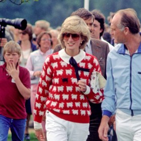 Princezna Diana poprvé vynesla vlněný svetr s motivem bílých a černých ovcí na zápase v pólu v roce 1981, kam přijela podpořit svého snoubence, prince Charlese.