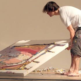 Jim Carrey se také neomezuje na jeden druh umění. Co se týče výtvarna, rád tvoří sochy, loutky, obrazy, ale i politickou satiru.