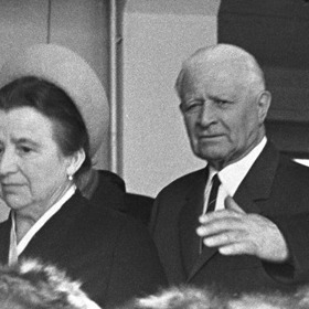 První dáma Irena Svobodová v typickém kloboučku typu kastrůlek v doprovodu manžela, prezidenta Ludvíka Svobody.