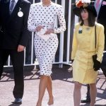 Princezna Diana se v roce 1988 objevila v Ascotu v nádherných puntíkatých šatech se zvýrazněným pasem. 