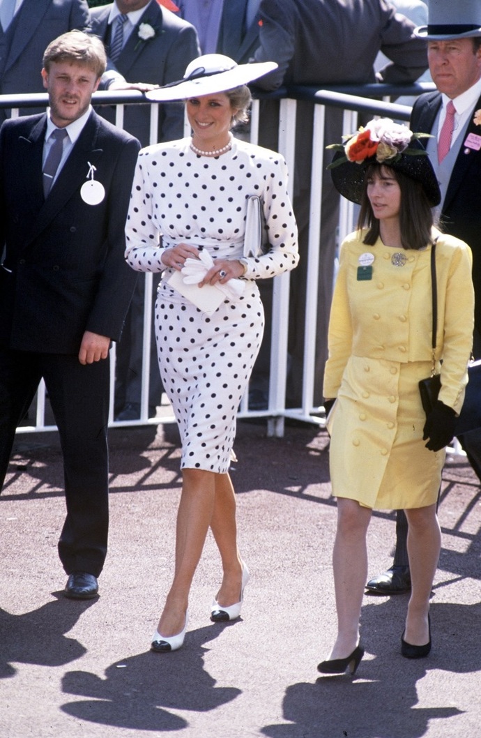 Princezna Diana se v roce 1988 objevila v Ascotu v nádherných puntíkatých šatech se zvýrazněným pasem. 