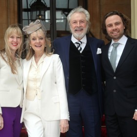 Podruhé se Twiggy vdala za svého současného chotě, herce a režiséra Leigha Lawsona. Žijí spolu už 38 let a vychovali nejen Carlu (vlevo), ale také Leighova syna Jasona (vpravo). 