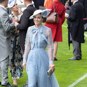 Kate Middleton na dostizích v Ascotu v červnu 2019. Top Elie Saab pro ni upravili tak, aby odpovídal královskému protokolu.