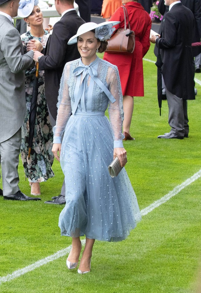 Kate Middleton na dostizích v Ascotu v červnu 2019. Top Elie Saab pro ni upravili tak, aby odpovídal královskému protokolu.
