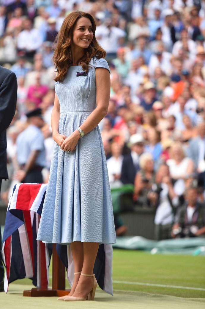 Také pro potřeby finále mužské dvouhry na tenisovém Wimbledonu v roce 2017 si Kate vybrala upravené šaty. 