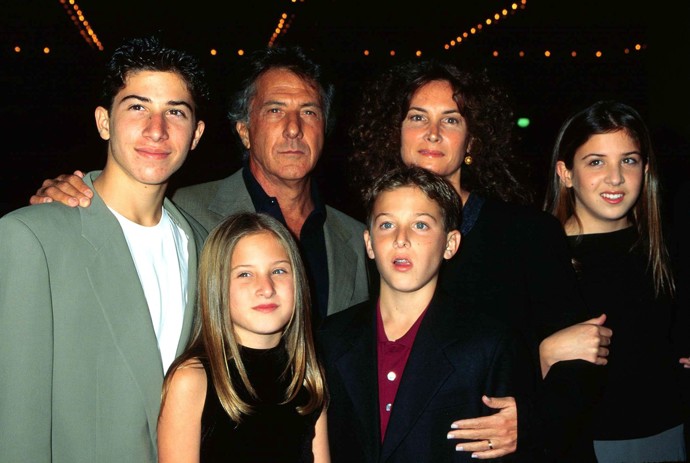 Dustin a Lisa Hoffmanovi se svými čtyřmi dětmi - Jacobem, Ali, Maxwellem a Rebeccou - na premiéře filmu Batman v roce 1997.