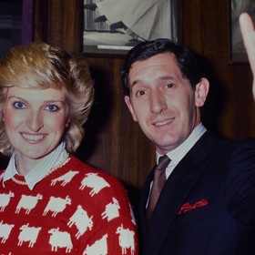 Replika svetru se objevila například v seriálu Koruna a jak vidno, sehnali ji i profesionální dvojníci prince Charlese a princezny Diany.