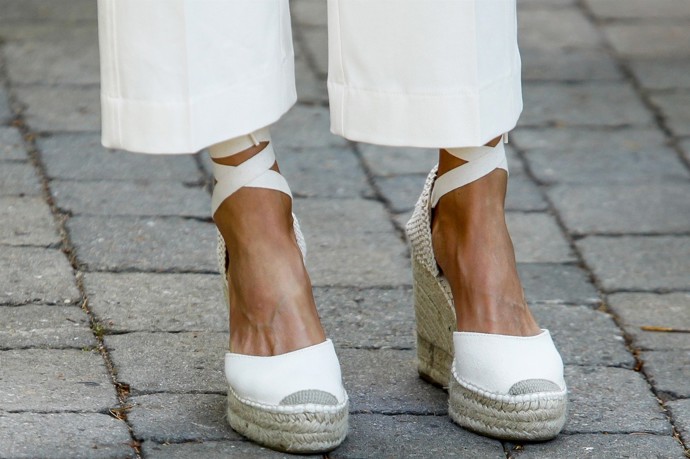 Královniny espadrilky v detailu.