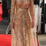 Také na premiéru bondovky Není čas zemřít vynesla Kate Middleton speciálně upravené šaty. Tato úchvatná zlatá róba pochází z dílny britské návrhářky Jenny Peckham.