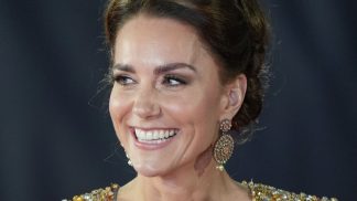 Kate Middleton na svatbě v Jordánsku: Šaty z přehlídky rafinovaně upravila pro větší zahalení