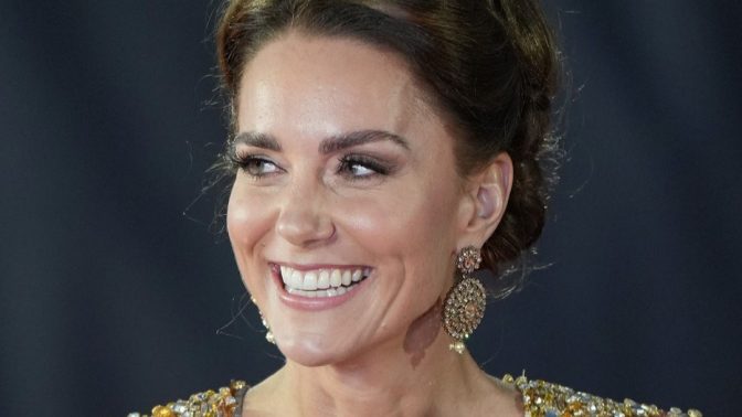 Minulý týden se Kate Middleton a princ William objevili v Jordánsku mezi hosty opulentní veselky korunního prince Husajna. Britská princezna přitom oblékla růžové šaty z dílny libanonského návrháře Elieho Saaba. Na rozdíl od jeho originálního modelu ale ten její postrádal transparentní díly.