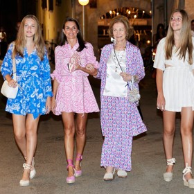 Královna ale občas sáhne i po věcech z běžné konfekce, jako například po těchto košilových minišatech značky Zara, které jí dodaly doslova holčičí look. A máme tu letní top outfit číslo 4.