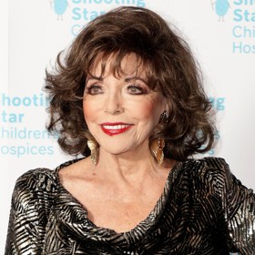 Joan je díky vyhýbání se UV paprskům proslulá alabastrovou pletí. Obličej si navíc denně odličuje a každý večer se maže nočním krémem.