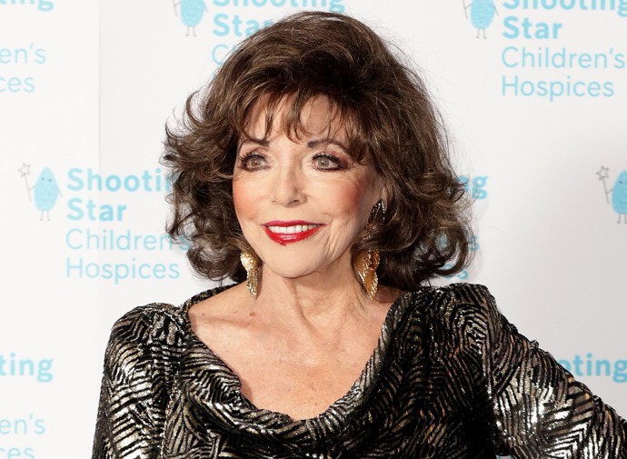 Joan je díky vyhýbání se UV paprskům proslulá alabastrovou pletí. Obličej si navíc denně odličuje a každý večer se maže nočním krémem.