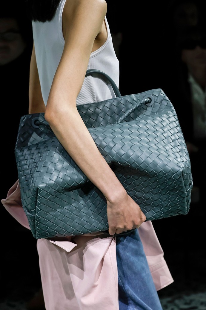Tak tak lze pobrat i aktuální model značky Bottega Veneta.