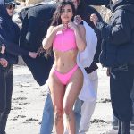 Svou nejnovější kolekci hodlá Kim Kardashian také sama náležitě zpropagovat. Své křivky tak předvedla při focení nové kampaně v plavkách SKIMS Mock Neck se zipy. (Cena jednotlivých dílů je 1 200 Kč)