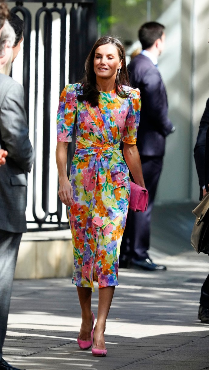 V dubnu v Córdobě vynesla Letizia květované šaty Cayro, model Violeta. Doplnila je svítivě růžovými lodičkami a psaníčkem Magrit.