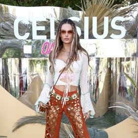 Modelka Alessandra Ambrosio předvedla na letošním ročníku festivalu Coachella hojně navštěvovaného celebritami ukázkový hippie styl. 