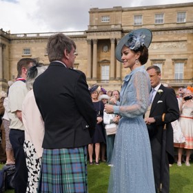 Stříbrné střevíčky značky Gianvito Rossi za 710 liber (téměř 20 tisíc Kč) i celý outfit z dílny Elie Saab vynesla princezna už na dostizích v Ascotu roku 2019.