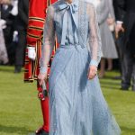 Dokazuje to i fakt, že stejný druh lodiček, byť ve střízlivějším odstínu, zvolila na květnovou zahradní párty v Buckinghamském paláci i Kate Middleton.