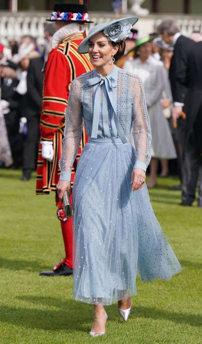 Dokazuje to i fakt, že stejný druh lodiček, byť ve střízlivějším odstínu, zvolila na květnovou zahradní párty v Buckinghamském paláci i Kate Middleton.