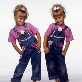 Dvojčata Mary-Kate a Ashley Olsenovy na snímku z roku 1987, kdy excelovala v komediálním seriálu Plný dům.