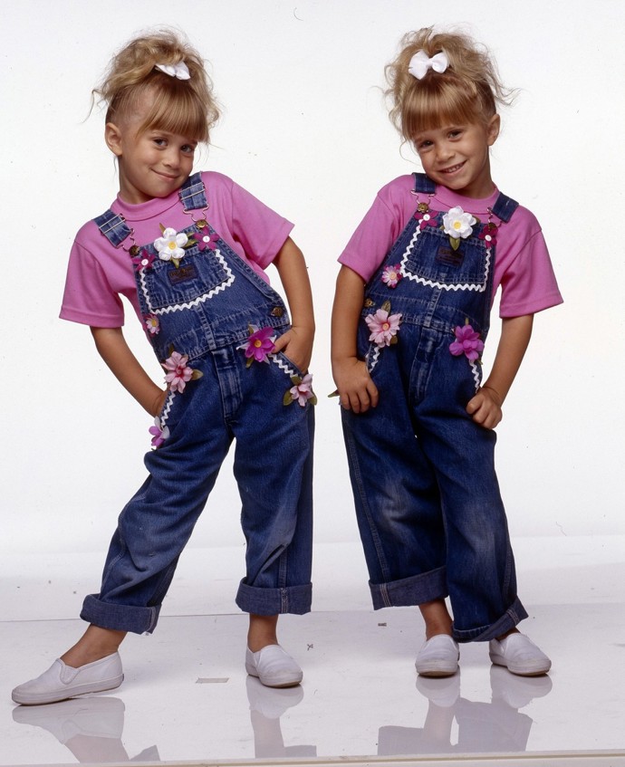 Dvojčata Mary-Kate a Ashley Olsenovy na snímku z roku 1987, kdy excelovala v komediálním seriálu Plný dům.