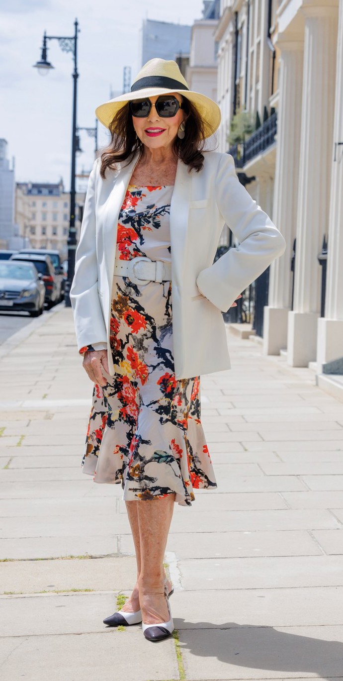 Oči si štíhlá herečka chrání slunečními brýlemi.