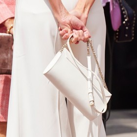 Outfit dotáhla k dokonalosti bílou koženou kabelkou značky Furla.