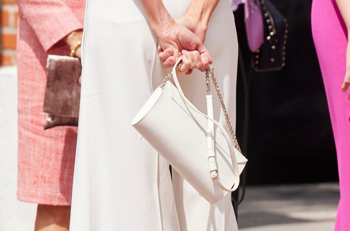 Outfit dotáhla k dokonalosti bílou koženou kabelkou značky Furla.