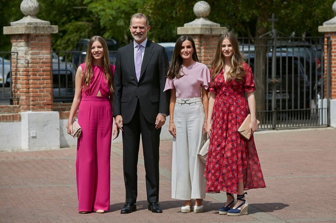 Královna Letizia patří mezi nejlépe oblékané ženy světa, a protože většinu roku tráví v zemi s velmi teplým klimatem, dotáhla k dokonalosti i odívání pro horké měsíce. To se teď nám, ženám ze střední Evropy, může hodit jako inspirace. První vybroušený letní outfit předvedla Letizia na květnovém biřmování mladší dcery Sofie, kam vynesla růžovou blůzu a krémové kalhoty Boss a espadrilky Macarena.