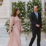 Minulý týden se Kate Middleton a princ William objevili v Jordánsku mezi hosty opulentní veselky korunního prince Husajna. Britská princezna přitom oblékla růžové šaty z dílny libanonského návrháře Elieho Saaba. Na rozdíl od jeho originálního modelu ale ten její postrádal transparentní díly.