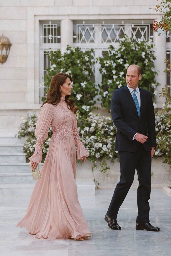 Minulý týden se Kate Middleton a princ William objevili v Jordánsku mezi hosty opulentní veselky korunního prince Husajna. Britská princezna přitom oblékla růžové šaty z dílny libanonského návrháře Elieho Saaba. Na rozdíl od jeho originálního modelu ale ten její postrádal transparentní díly.