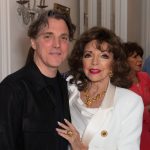 Vedle syna Alexandra vypadá Joan jako jeho sestra.