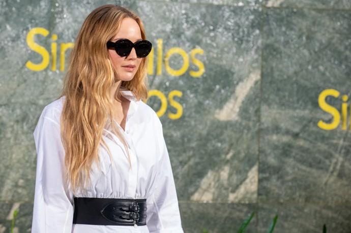 Jennifer Lawrence doladila šaty také doplňky stejné značky. Vybrala si hned dva – oválné brýle a široký korzetový pásek.