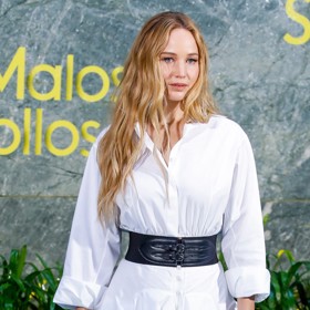 Na tiskové konferenci v Madridu okouzlila herečka v košilových šatech Alaïa v něžné bílé.